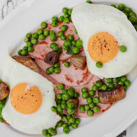 Глазунья с докторской колбасой и зеленым горошком в Mon Chouchou