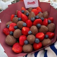 Букет из клубники в шоколаде Berry Day M в Sweets