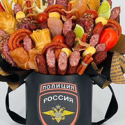 Съедобный подарок из колбасок на день полиции в Дарите красиво по цене 6990 ₽