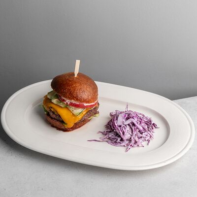 Чизбургер и салат Коул слоув Великие по цене 828 ₽