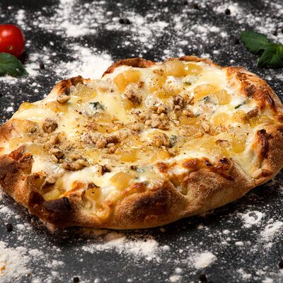 Пицца Груша с горгонзолой в PIZZAZAVR по цене 900 ₽