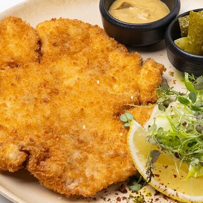 Шницель куриный с зелёным салатом в АВЛИ бистро по цене 890 ₽