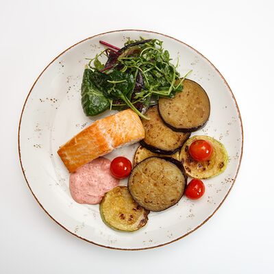 Стейк из лосося с овощами гриль и соусом масаго в White Fox Cafe по цене 1325 ₽