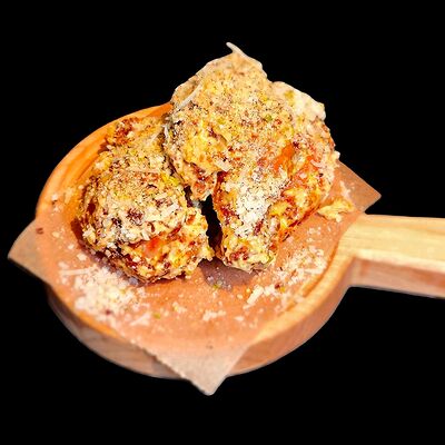 Куриные крылья в сырном соусе с пармезаном и орехами в Fabrizio пицца на дровах по цене 600 ₽