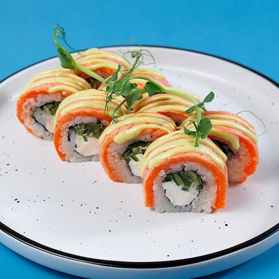 Филадельфия с опаленным лососем в Дарк лава по цене 1150 ₽