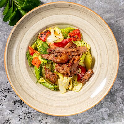 Салат с рваной свининой в Мускат по цене 590 ₽