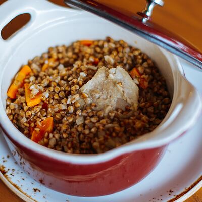 Томленая утка с гречкой и сливочным маслом в Дюшес по цене 640