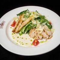Салат Цезарь с курицей жареной на гриле в Сохо
