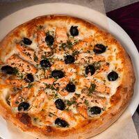 Пицца с форелью, маслинами и белым соусом в Время Ч