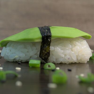 Суши с авокадо в СУШИKING по цене 149 ₽