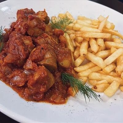 Карривурст - традиционные берлинские колбаски в томатном соусе с карри в Генрих и Генриетта по цене 380 ₽