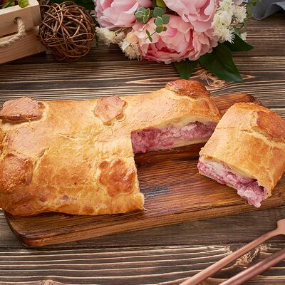 Пирог с клубникой и творожным креметте в Ватруш пекарня-кондитерская по цене 930 ₽