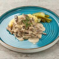 Строганов из свиной вырезки с картофельным пюре в Или