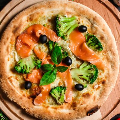 Пицца Лосось Брокколи в Капуцин Кирова по цене 860 ₽