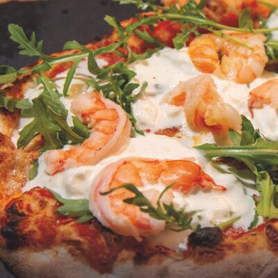 Фокачча со страчателлой и креветками в Mama Roma по цене 645 ₽