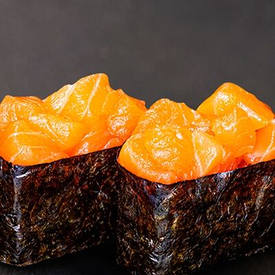 Гункан с лососемв Дзиро суши-бар по цене 500 ₽