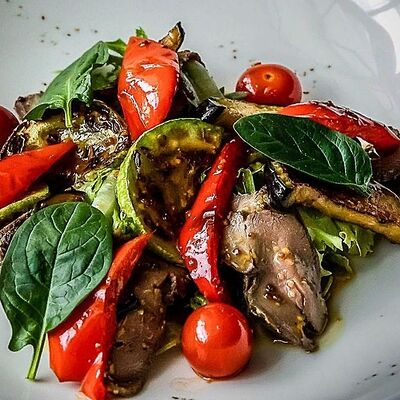 Тёплый салат с ростбифом в Чо? Капчо! по цене 670