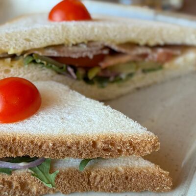 Сэндвич с ростбифом в Savoiardi по цене 460 ₽