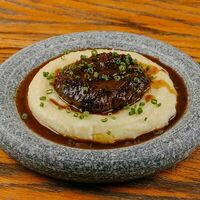 Щечки томлёные в вине и мясным соусом на подушке из картофельного пюре в Дэда