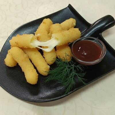 Моцарелла в панировке с брусничным соусом в Интер-Сити по цене 420 ₽