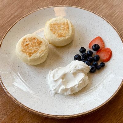 Сырники со сметаной и ягодами в Импасто по цене 470 ₽