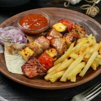 Шашлык из свинины с сыром и овощами в Очаг