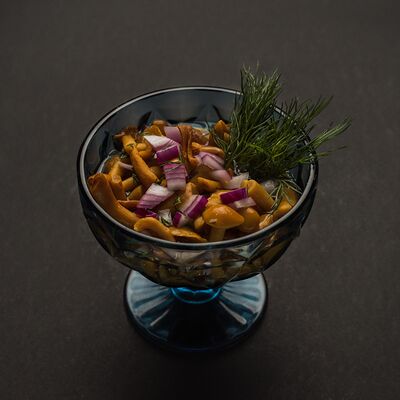 Грибочки маринованные с луком в Шашлычный дворик по цене 370 ₽