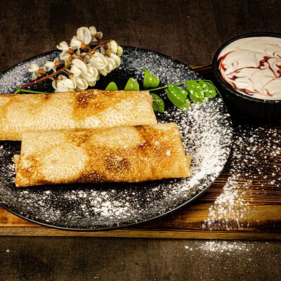 Блинчики с клубничным джемом и сметаной в У Сватов по цене 280 ₽