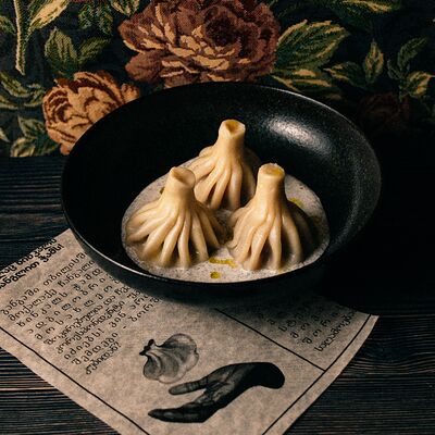 Мясные хинкали с трюфельным соусом в Грузинскоебистро Каха по цене 594 ₽