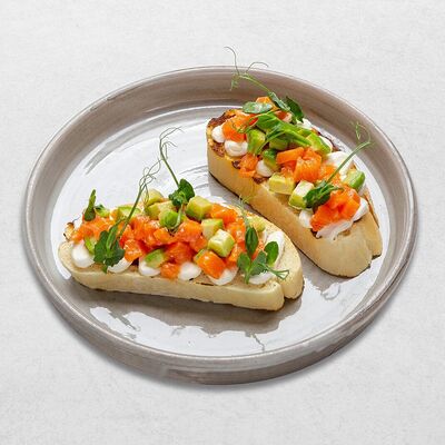 Брускетта с форельюв Пеперончино по цене 595 ₽