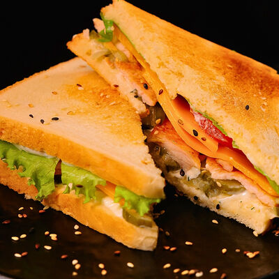 Сэндвич с куриным филе, свежим томатом и маринованным огурчиком в Рестобар Литера по цене 450 ₽