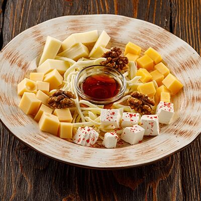Сырное ассорти в У Ханумы по цене 590 ₽