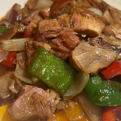 Тушеная рулька с овощами в Эверест по цене 1160 ₽