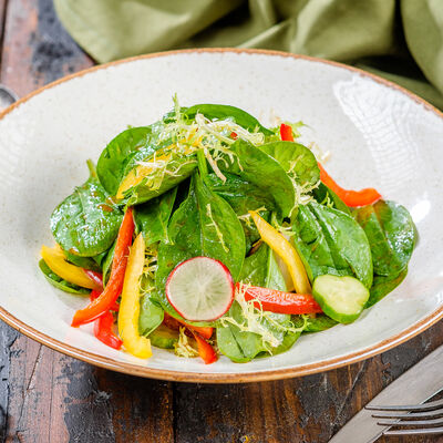 Салат Овощной со шпинатом в Роял Палас по цене 530 ₽