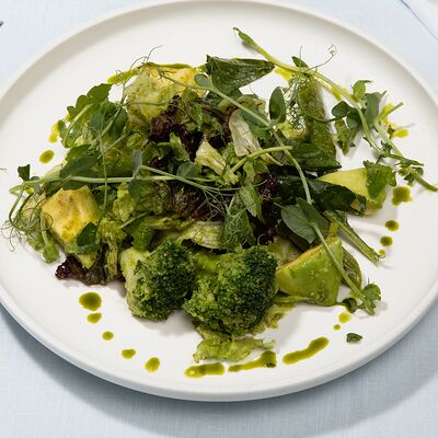 Салат зеленый с брокколи, авокадо огурцом в Замок Двин по цене 600 ₽