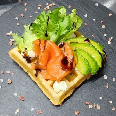 Картофельная вафля с лососем и авокадо в ЧиллМил по цене 580 ₽