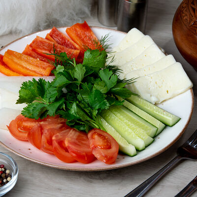 Овощная нарезка с дагестанским сыром в Папаха по цене 598 ₽