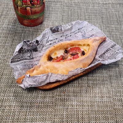 Хачапури по-аджарски с ветчиной (лодочка) в Хинкали Хачапури у Чайки по цене 750 ₽