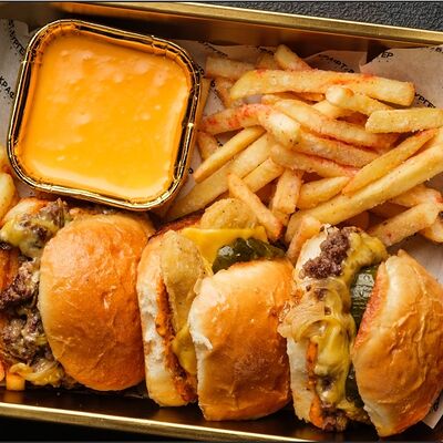 Трио смэш бургеров в Крафт & Бургер по цене 1600 ₽