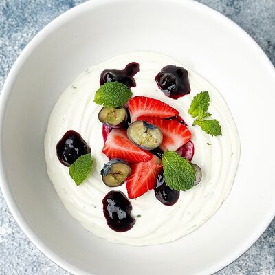 Нежный творожный мусс с лаймом, мятой, свежими ягодами и черносмородиновым вареньем в Food market skolkovo по цене 650 ₽