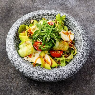Салат с моцареллой, авокадо и черри в Sushi & More по цене 420 ₽