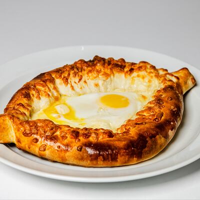 Хачапури по-аджарски в ТУТ КУХНЯ по цене 590 ₽
