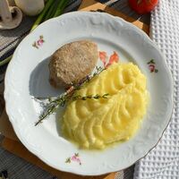 Котлеты паровые из телятины и картофельное пюре в Кафе Акчарлак