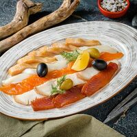 Ассорти копченых рыб в Nella Foresta