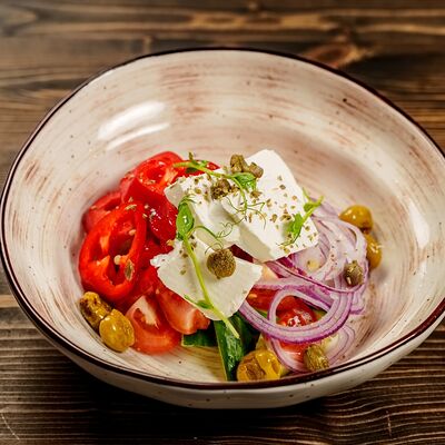 Салат греческий с перцем Рамиро и рассольным сыромв Гастробар Феллини по цене 550 ₽
