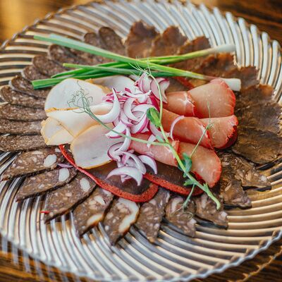 Сыровяленые мясные деликатесыв Макадамия по цене 1550 ₽