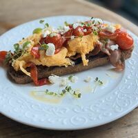 Скрембл с беконом, фетой, запеченным черри и болгарским перцем на гречневом хлебе в 8 Oz Swan Lake Bar