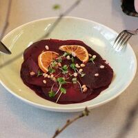 Вяленая свекла с соусом из вишни в INTRO