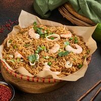 Жареная лапша с морепродуктамив Pho Nem