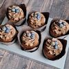 6 капкейков со сливочно-шоколадным кремом и голубикой в Marys Cakes по цене 2390
